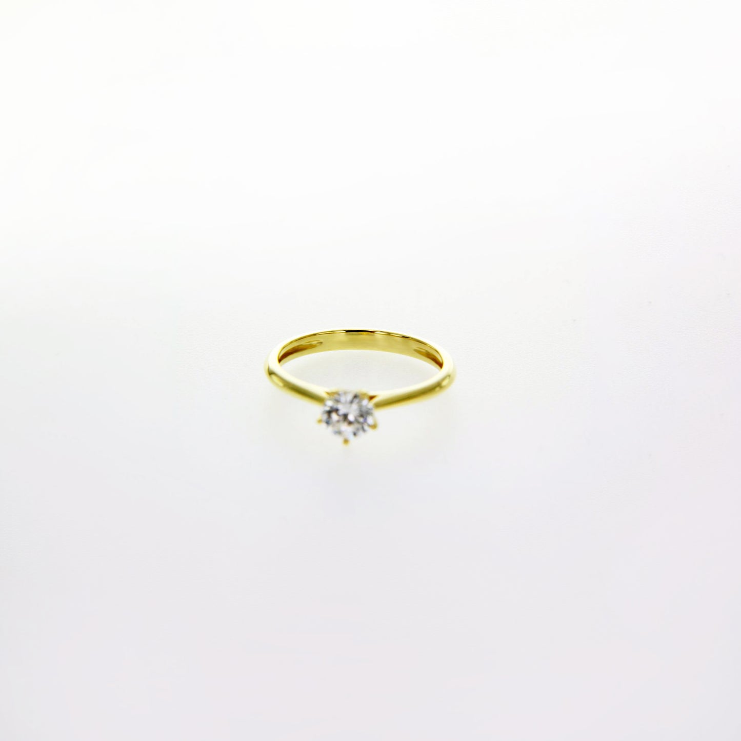 Elegant 14K Yellow Gold Solitaire Ring
