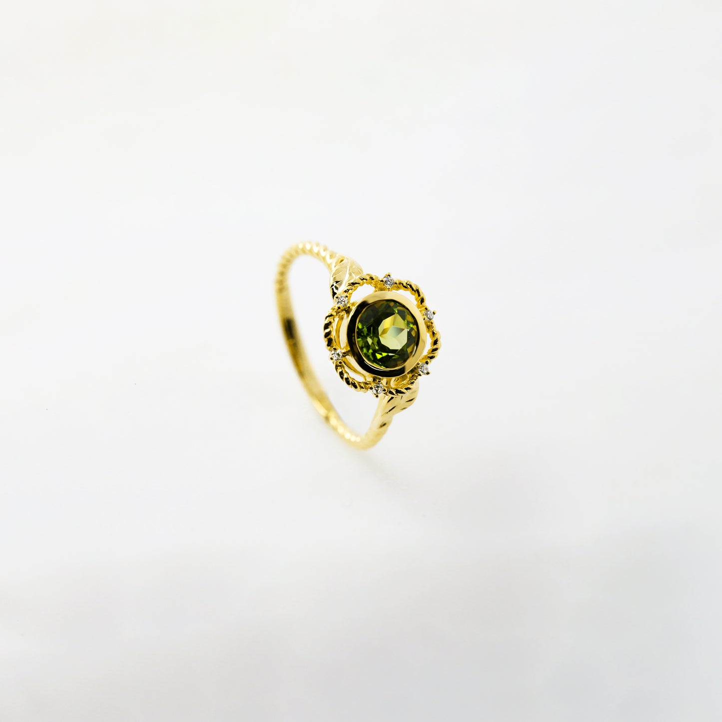 Vintage 14K Gold Green Peridot Ring