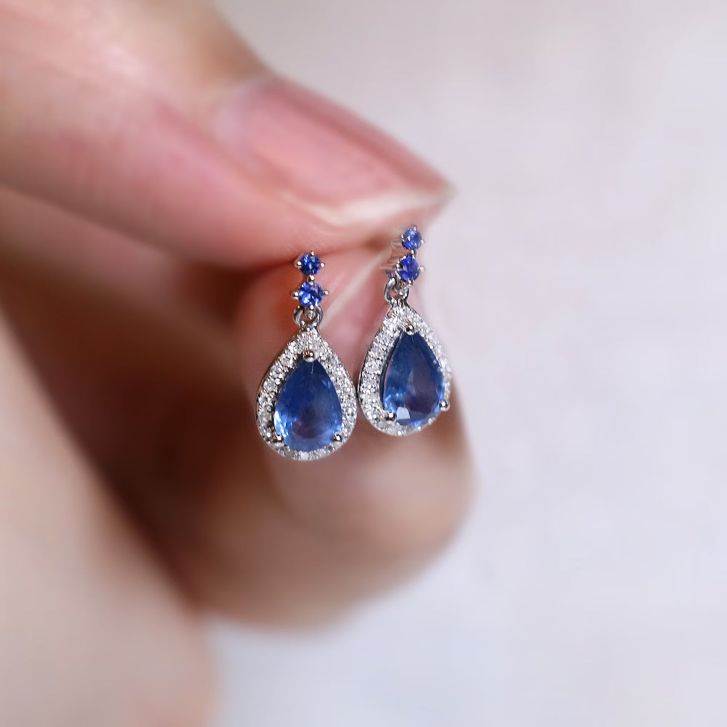 9K白金梨形藍寶石光環鑽石耳環