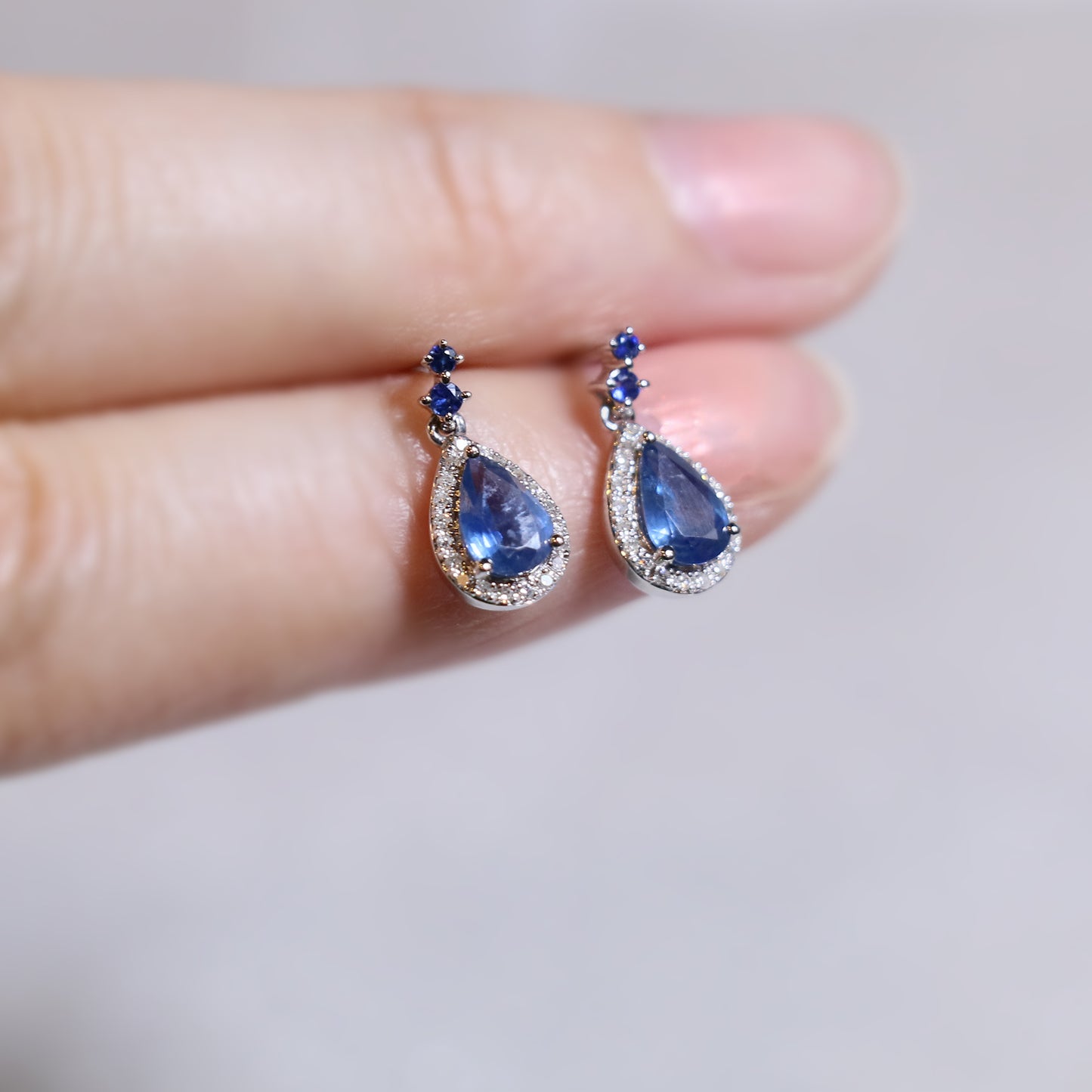 9K白金梨形藍寶石光環鑽石耳環